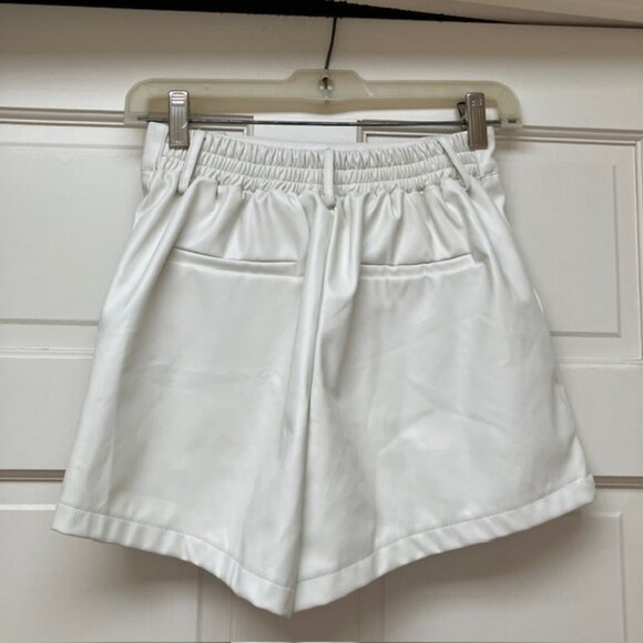 Faux Leather high waisted white pleated shorts size S - Picture 2 of 6